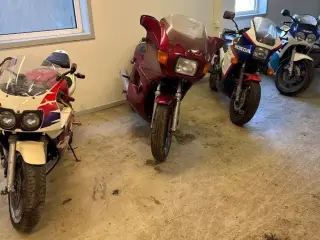 4 stk. klassiske MC Honda 400 RR, Honda Schurgers 990 S, Honda VF 500 og Suzuki GSXR