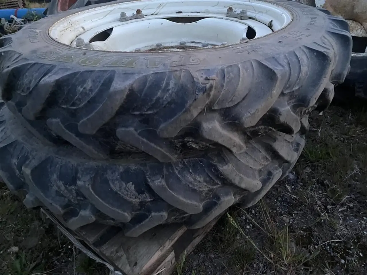 Billede 4 - BKT 270/95R48 og 230/95R32. Prisen er for alle 4 stk.