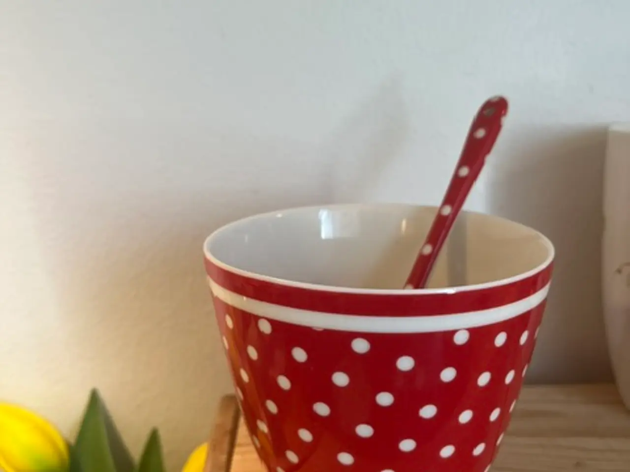 Billede 3 - GreenGate rød prikket lattekop med ske
