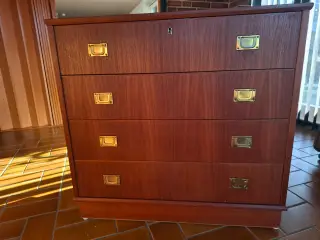 RESERVERET. Kommode fra 70erne