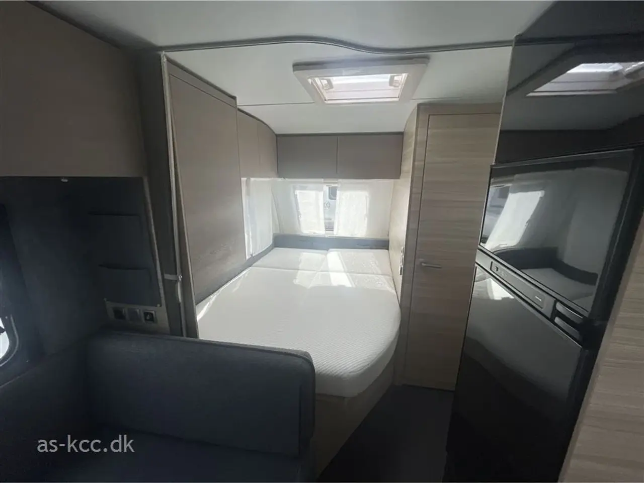 Billede 6 - 2026 - Adria Altea 402 PH Adria Altea 402 PH årg. 2026 4 sovepladser, 4 siddepladser Myggenet - halvdør kr. 1.640,- er lagt i prisen
