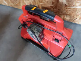 Lader MILWAUKEE med 3 stk. Batterier