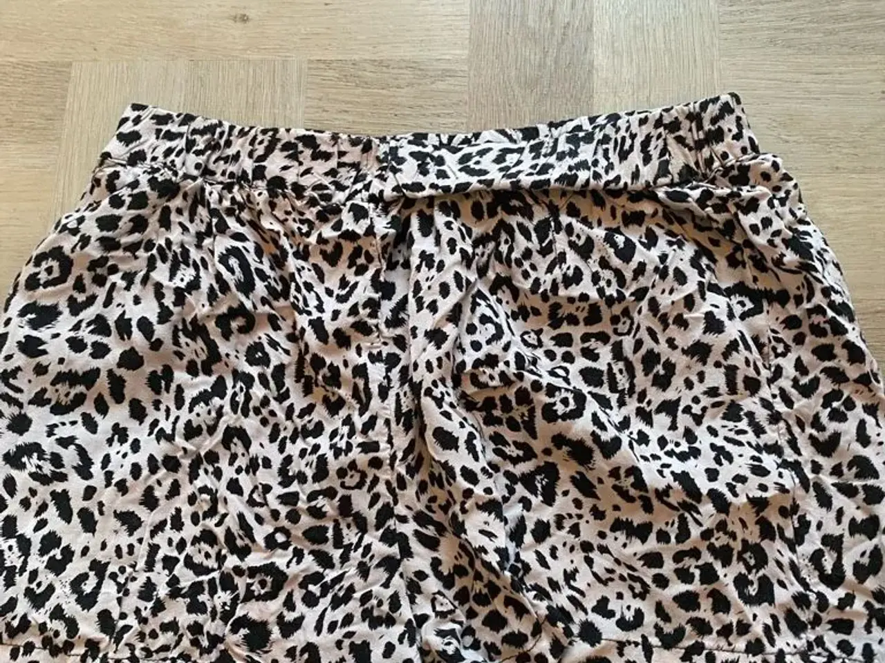 Billede 2 - Smarte shorts fra vero moda str M