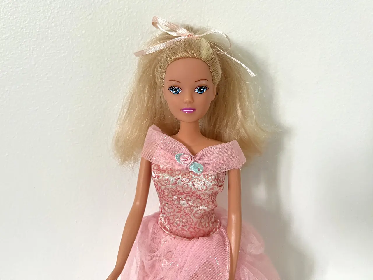 Billede 4 - Barbie dukke i lyserød kjole