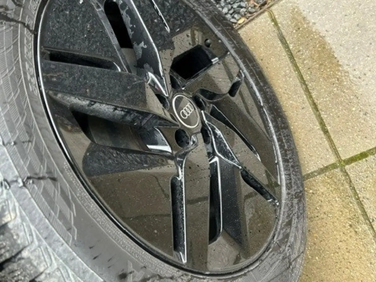 Billede 4 - Vinterdæk med sorte fælge til Audi Q4