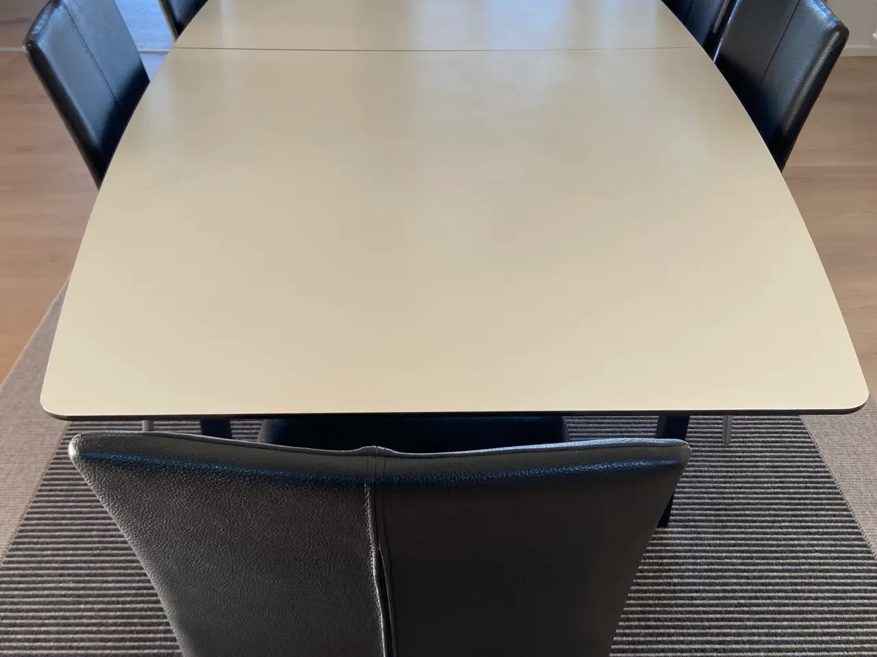 Billede 1 - Spisebord Laminat med 6 stole