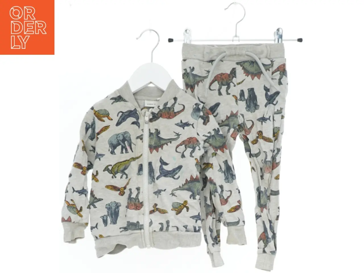 Billede 1 - Børnetøj med dinosaurprint fra Name It (str. 92)