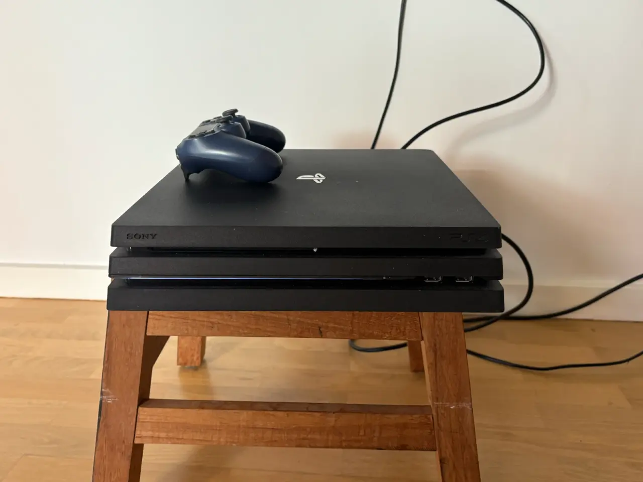 Billede 3 - Playstation 4 med tilhørende controllere