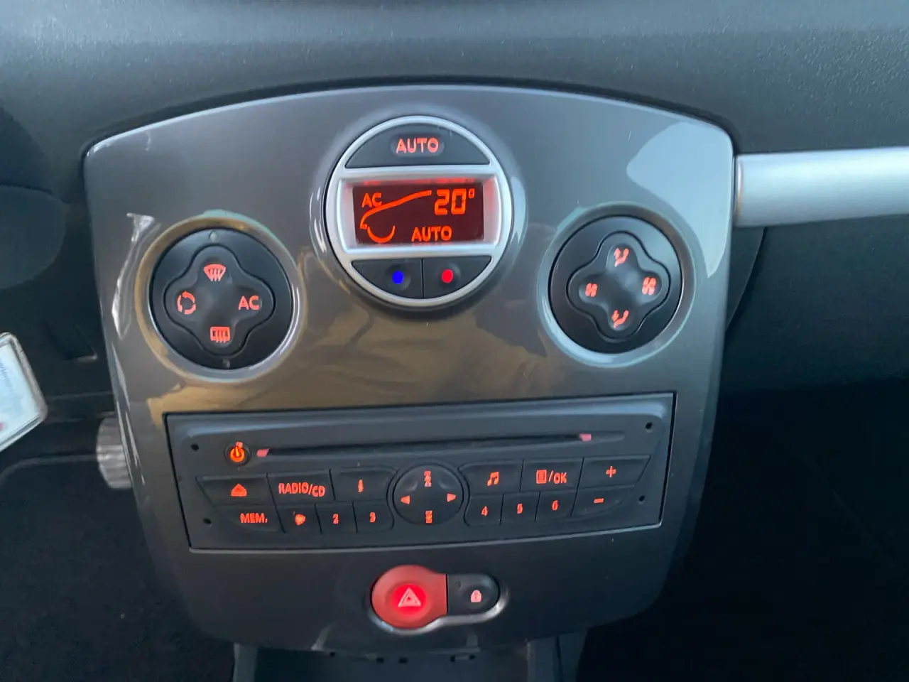 Billede 10 - Velholdt Clio st.car