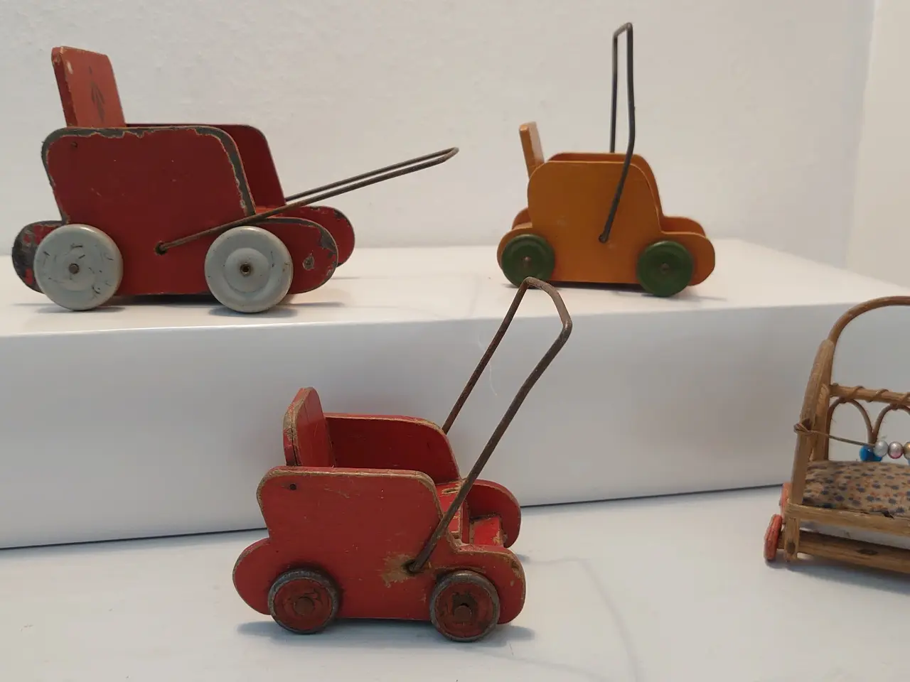 Billede 1 - 4 stk gamle miniature dukkevogne. Ca 1930-40