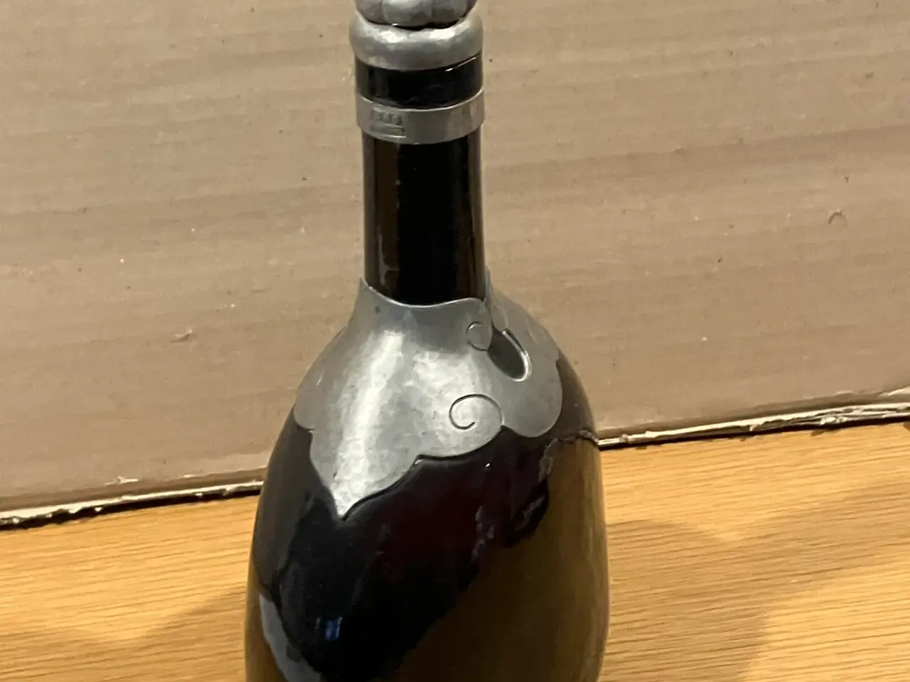 Billede 2 - Ældre karaffel i rødt glas med tinkrave og prop