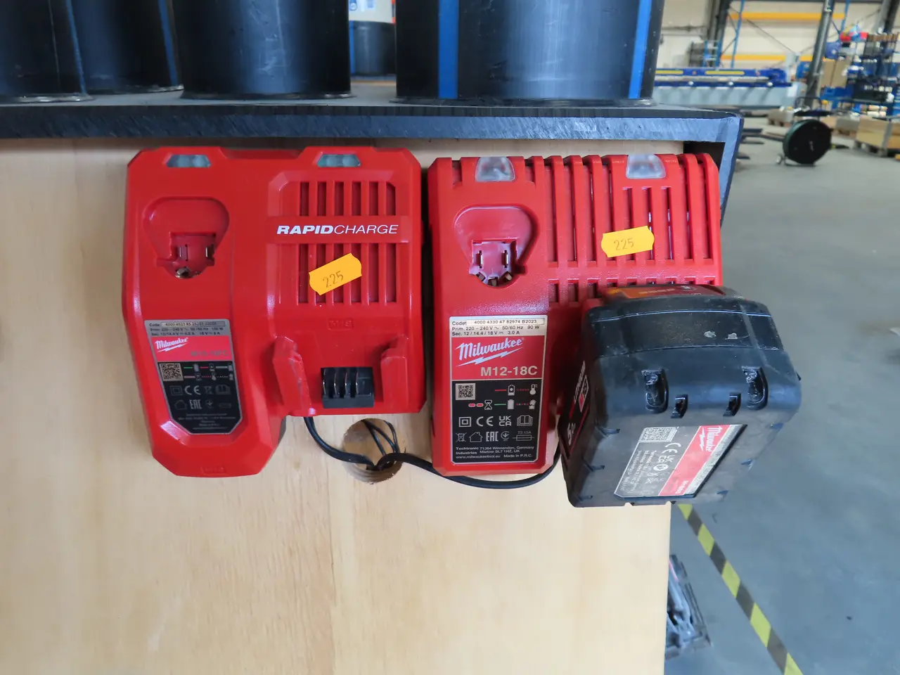 Billede 2 - 2 stk. Ladere MILWAUKEE M12-18FC med batteri
