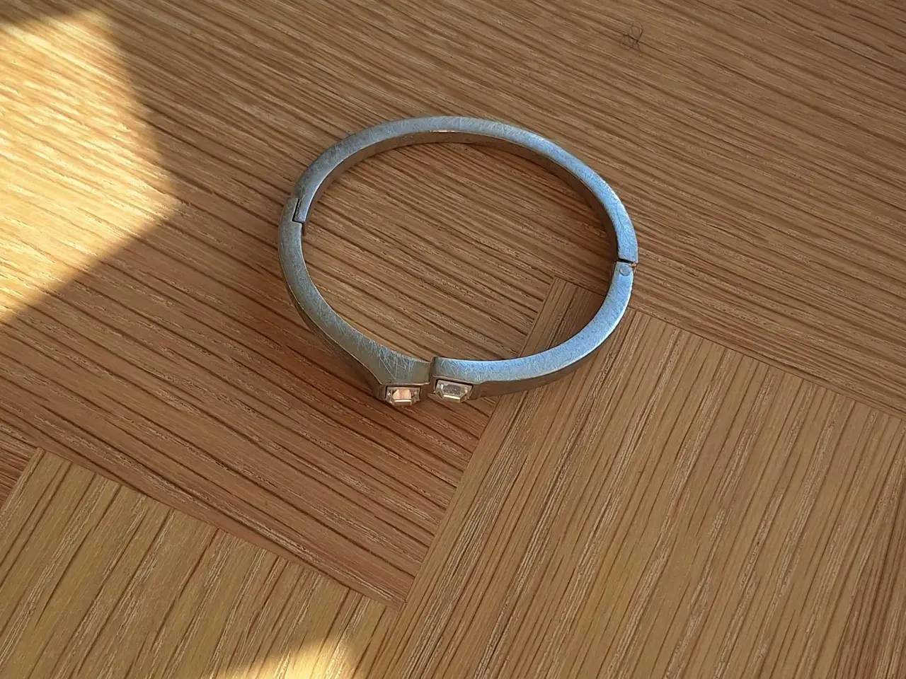 Billede 3 - Sølvfarvet armbånd 
