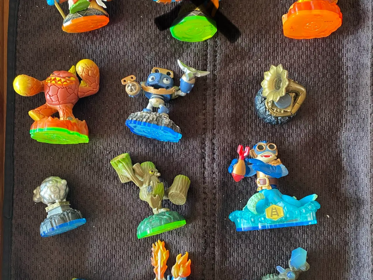 Billede 7 - 39 stk Skylanders og rund taske