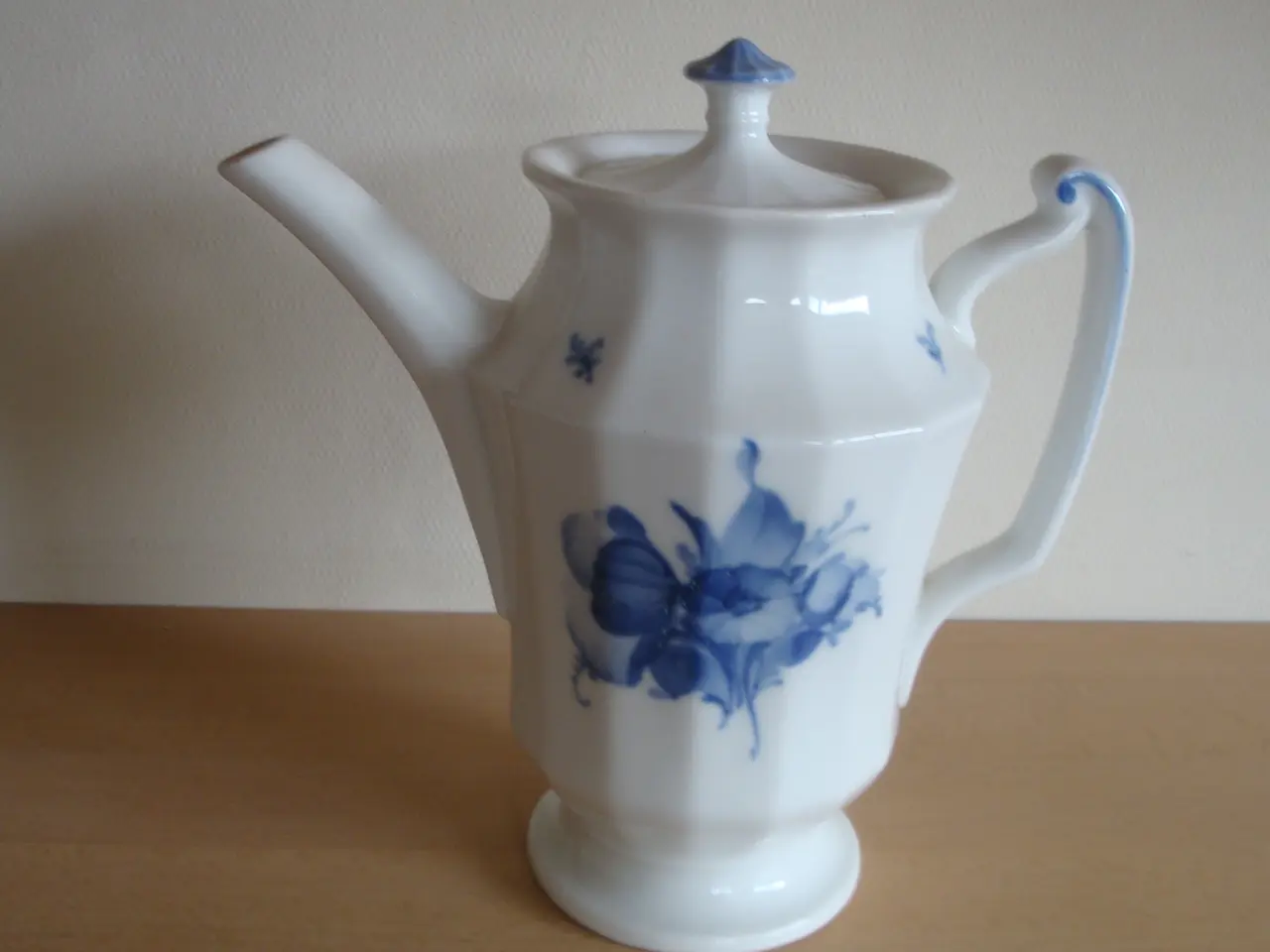 Billede 2 - Vase/Kaffekande Blå blomst - sender gerne