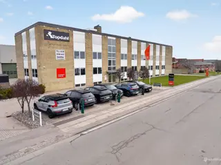Velbeliggende lagerlejemål med tilhørende kontorlokaler der giver mulighed for at indrette lejemålet efter behov.