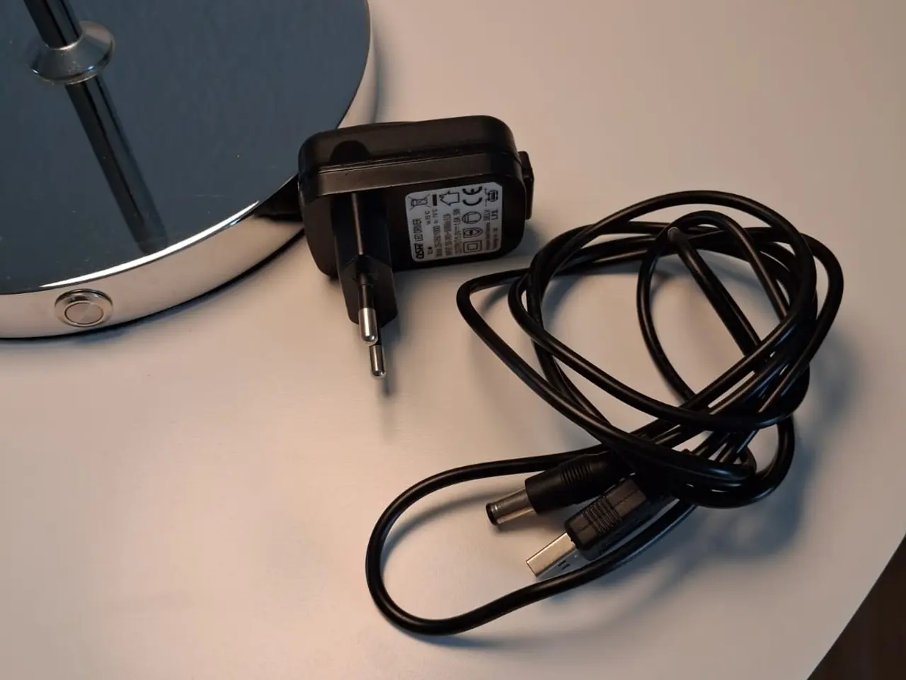 Billede 2 - Dyberg Larsen Garda bordlampe - hvid/krom