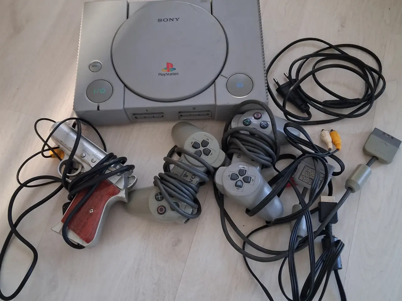 Billede 1 - Sony PlayStation konsol med controllere og kabler