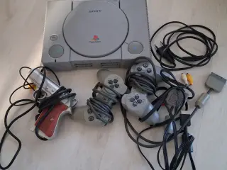 Sony PlayStation konsol med controllere og kabler