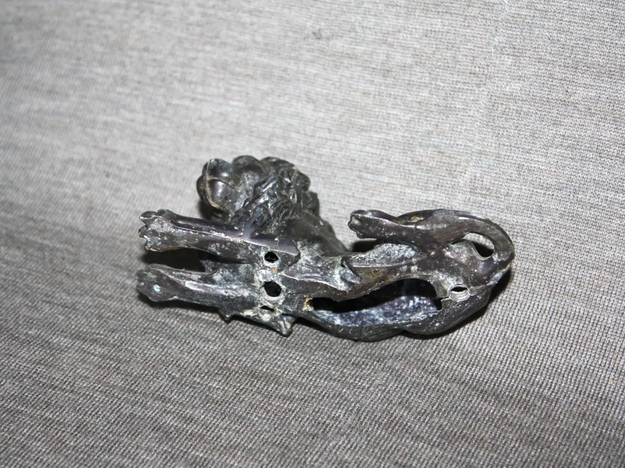 Billede 3 - Løve figur i metal længde 10,5 cm