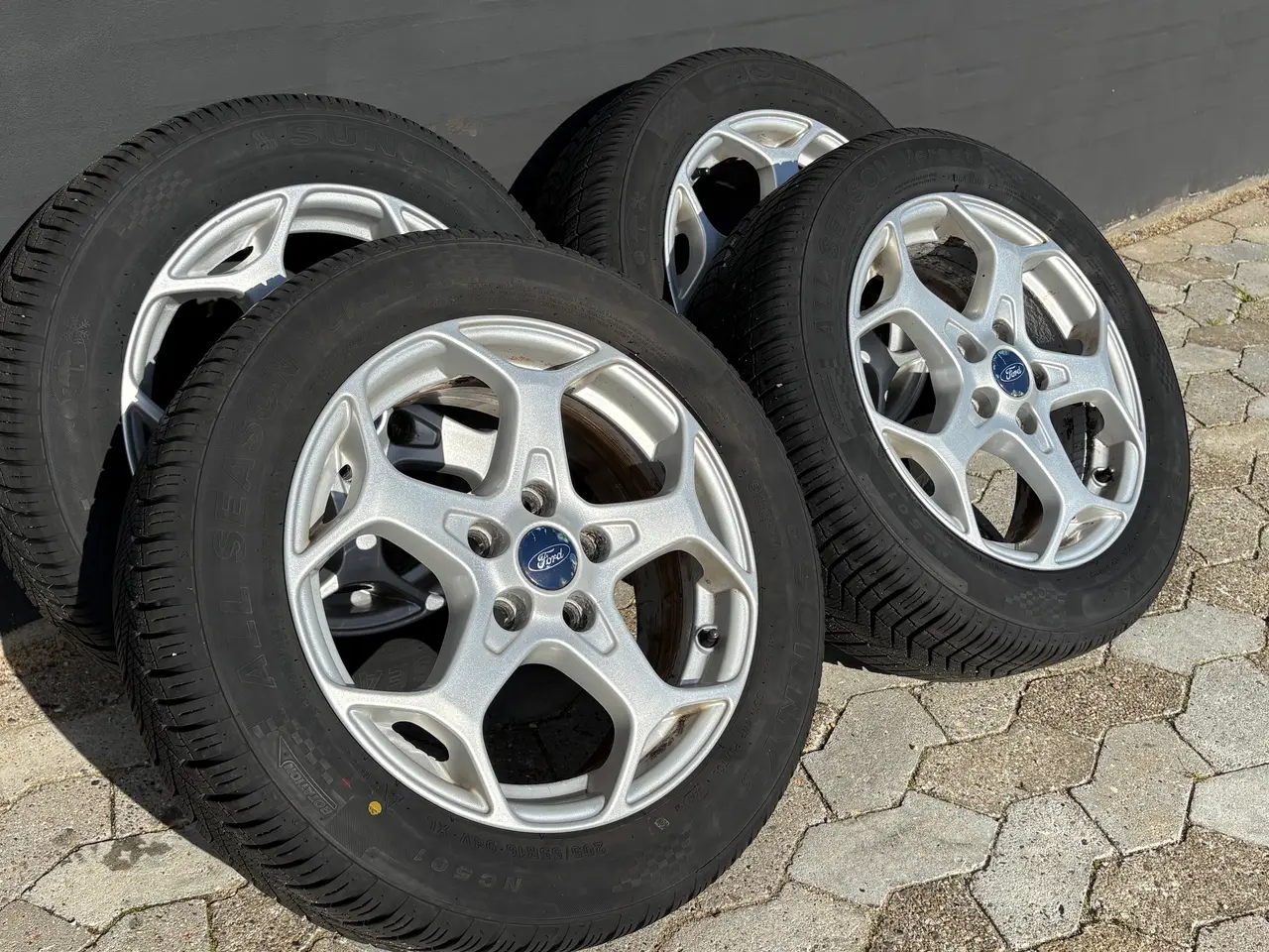 Billede 1 - 16" Org. Ford Alu m/næsten nye Sunny Helårsdæk