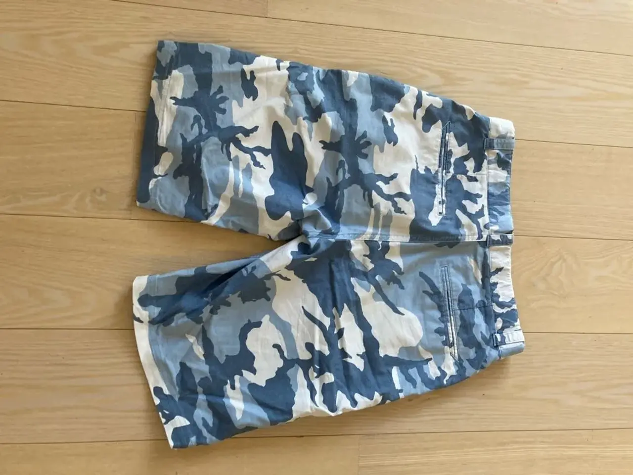 Billede 3 - Næsten nye golfshorts