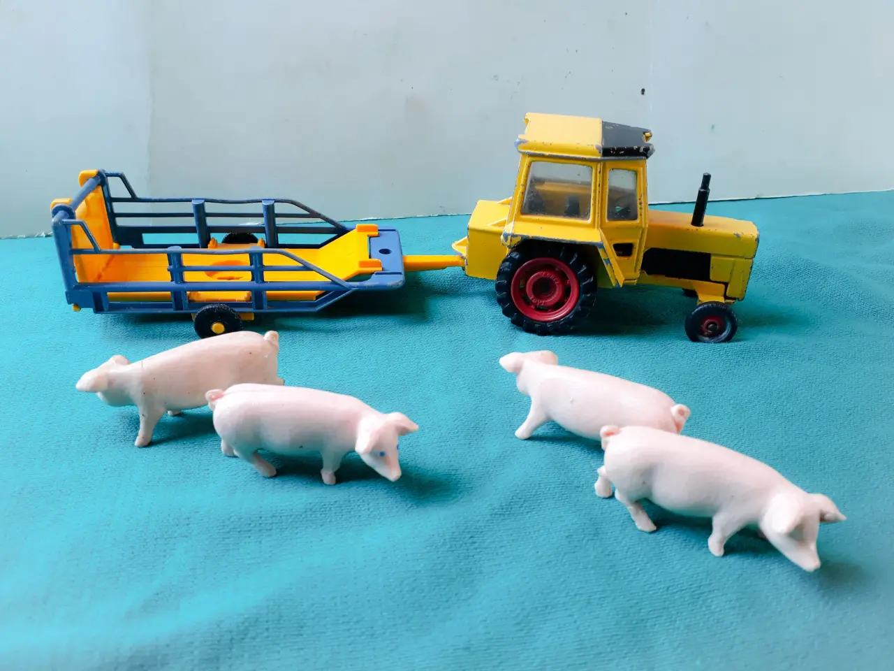 Billede 6 - Corgi Traktor med Britains Vogn og Grise