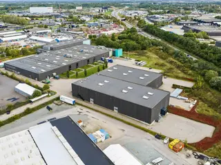 4.025 m² lagerejendom med porte. ampere og en loftshøjde op til 9.6 m