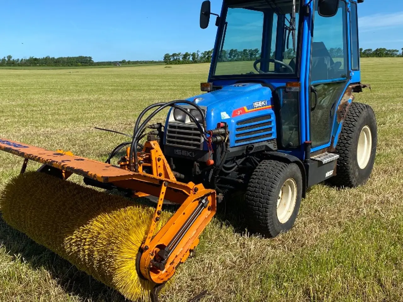 Billede 1 - Iseki TF330  Compact tractor with Nesbo FH1300 Hydraulic front-mounted sweeper
