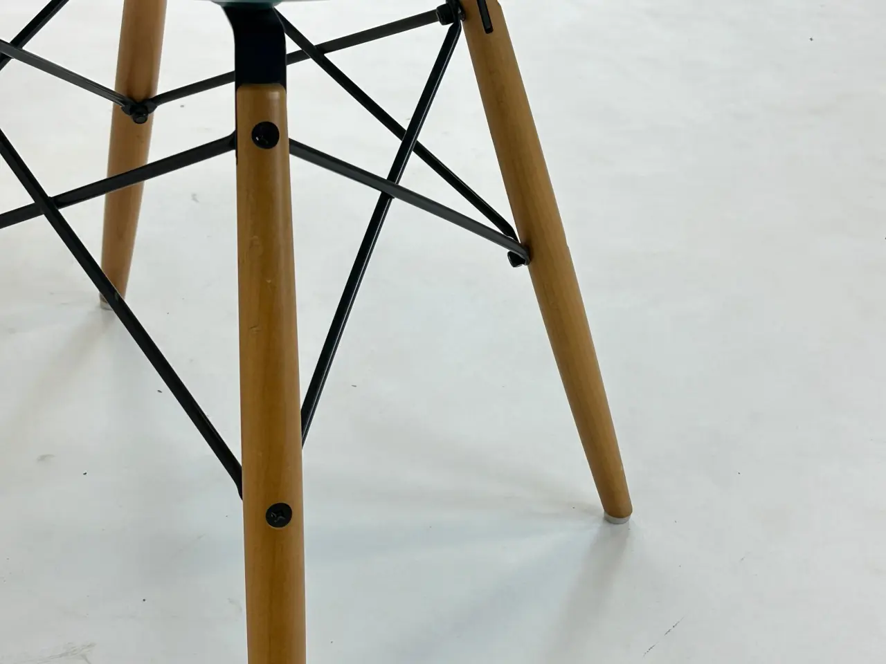 Billede 9 - Vitra DSW Stol – Blå med Træ Stel
