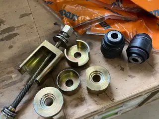 Tesla model 3 og Y bøsninger/udskiftning