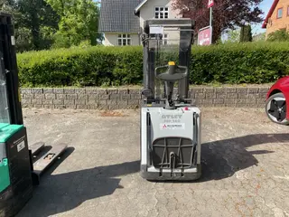 Atlet 1600 kg elstabler med servostyring Triplexmast Ståplade