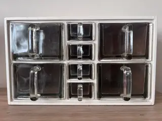Smukt gammelt skuffedarium med glas skuffer