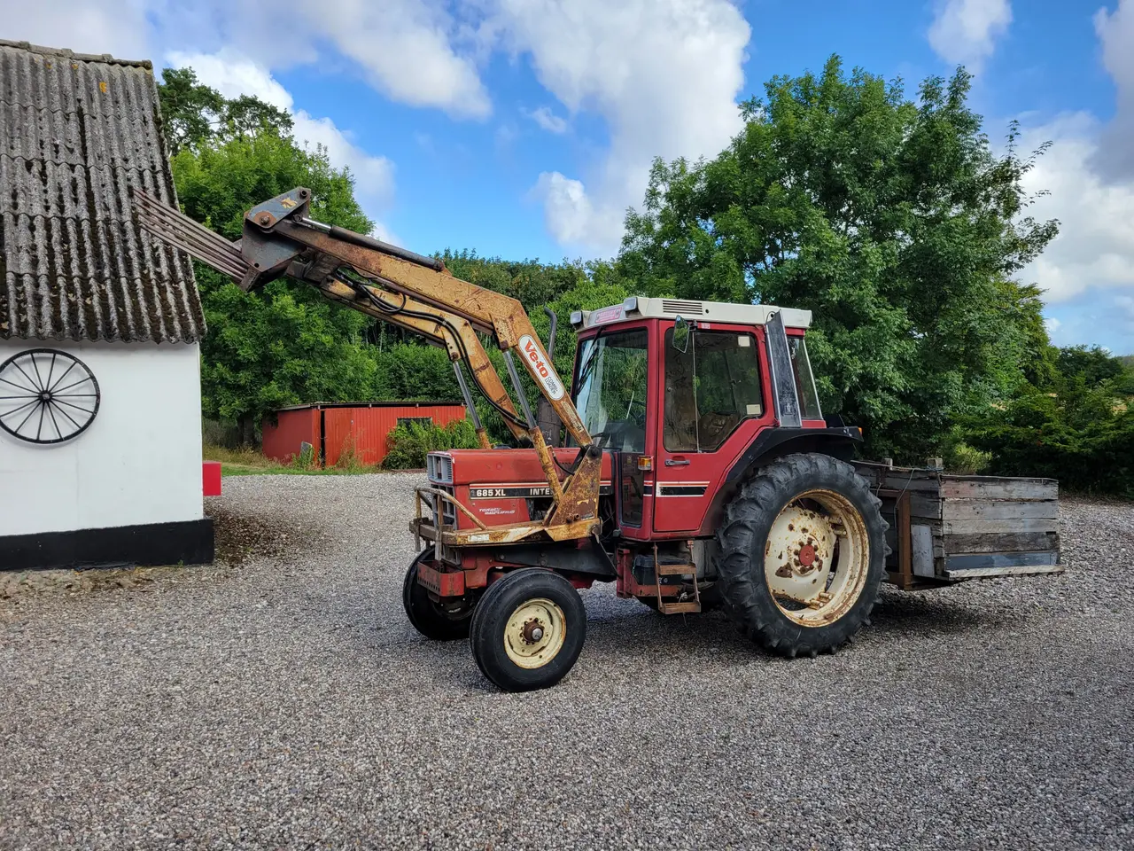Billede 2 - Traktor IH 685 XL  – påhængsvogn og redskaber