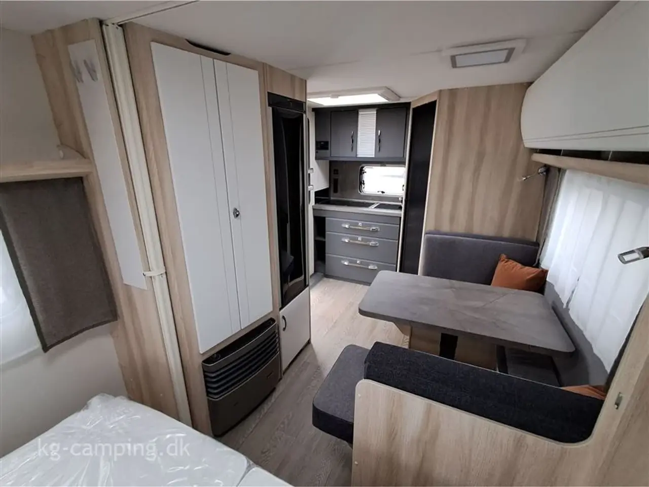 Billede 11 - 2026 - Hobby De Luxe 460 SFf   Kampagnemodel DK LINE fra HOBBY med fritstående dobbeltseng - kan nedvejes til 1350 kg.