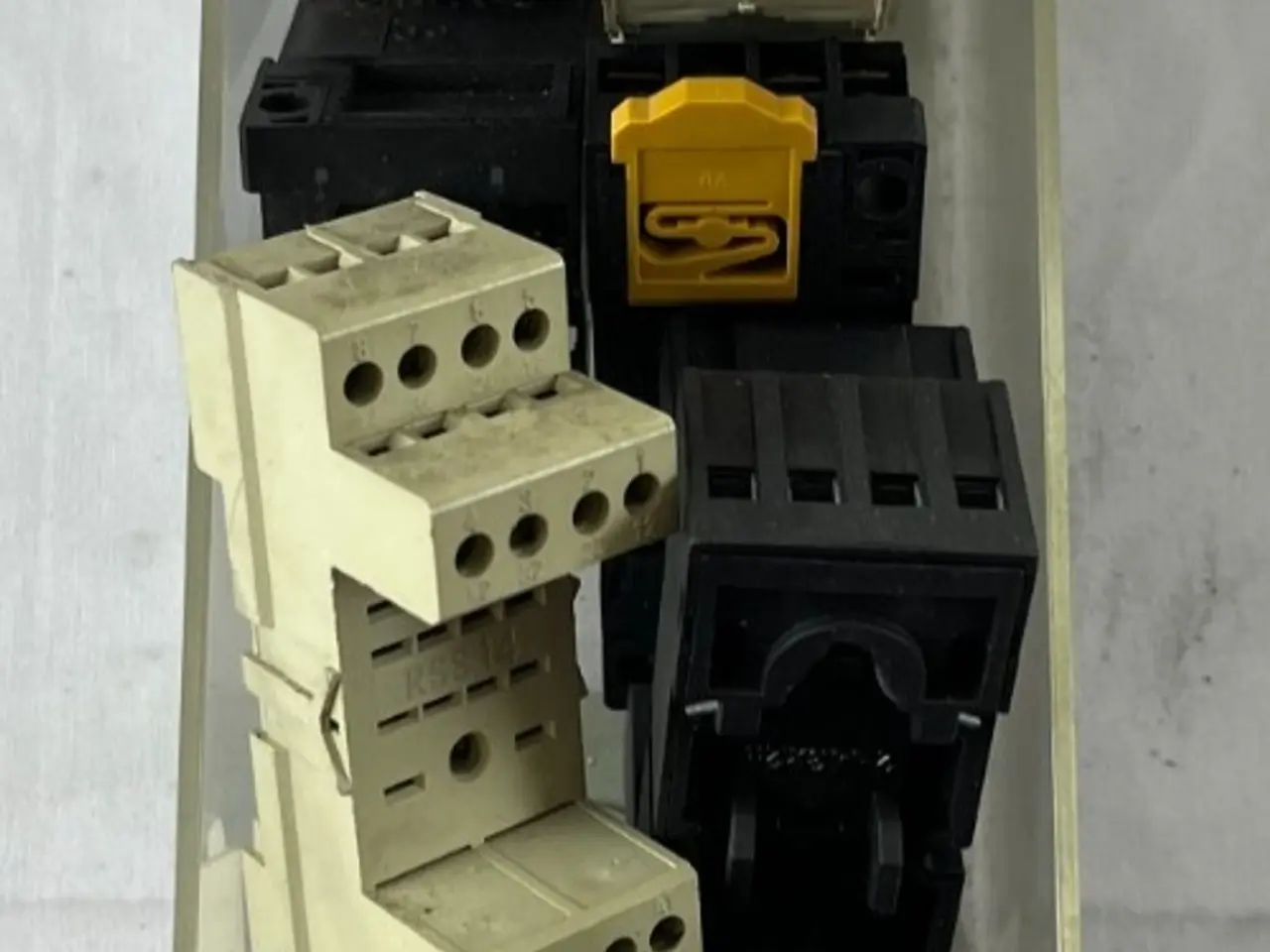 Billede 1 - Schrack PT78704 RA78728 relæ Socket parti DIN Rail