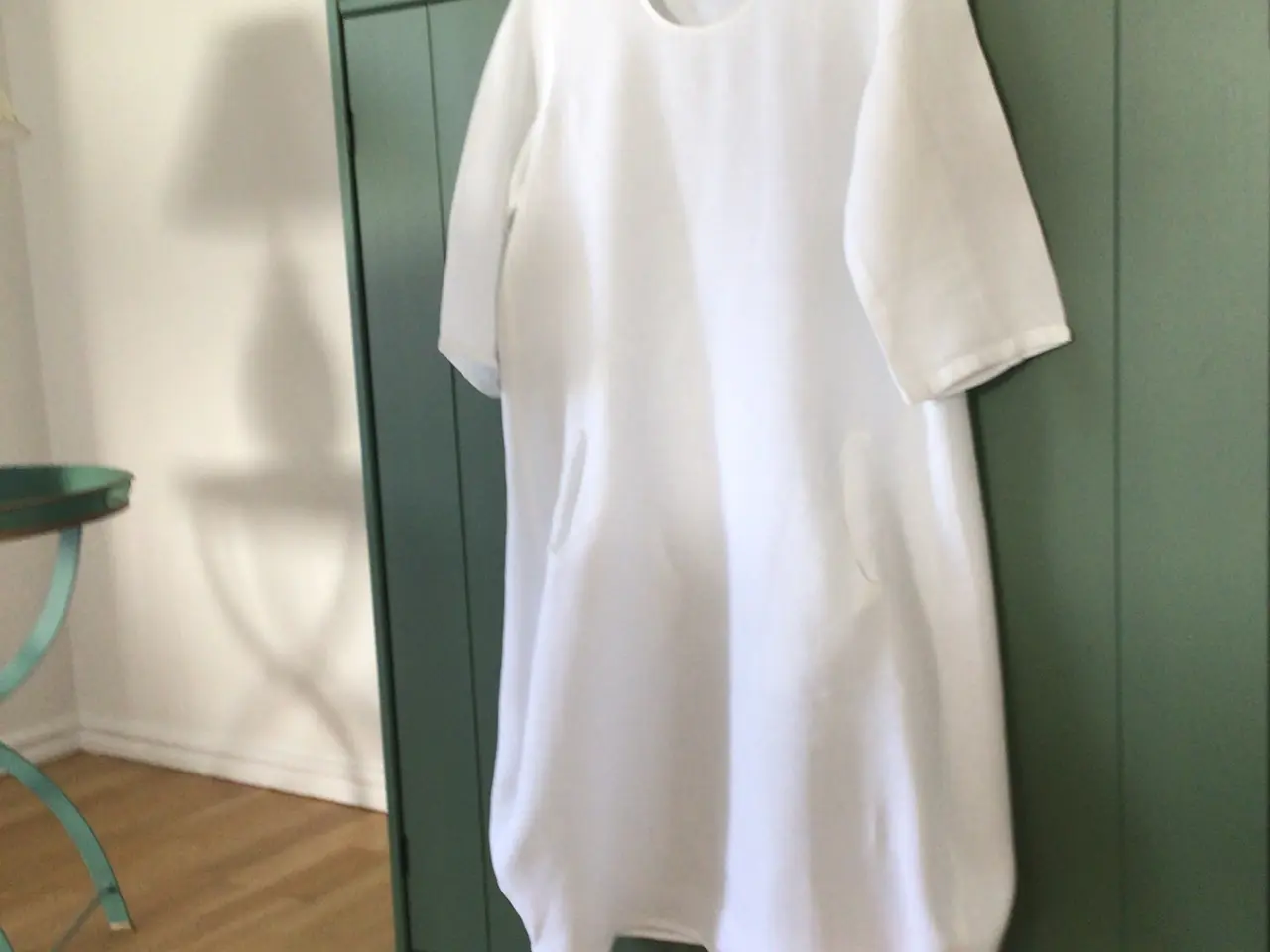 Billede 2 - Tulipan kjole i hvid Hør 350,- kr inkl. porto 40,-