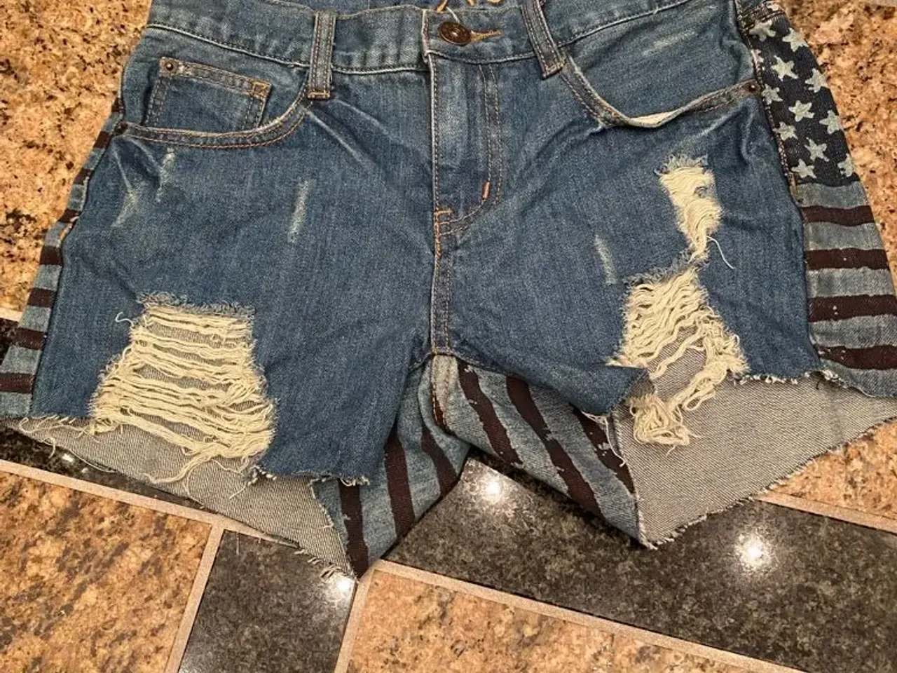 Billede 1 - AC denim shorts med trevler str m