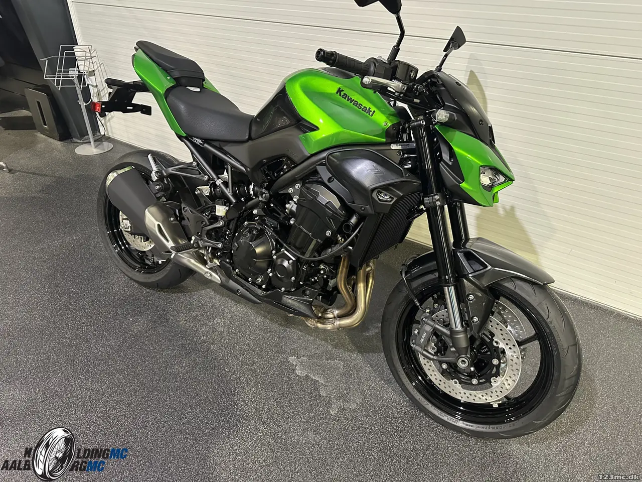 Billede 2 - Kawasaki Z 900 Candy Lime Green / Metallic Carbon Gray