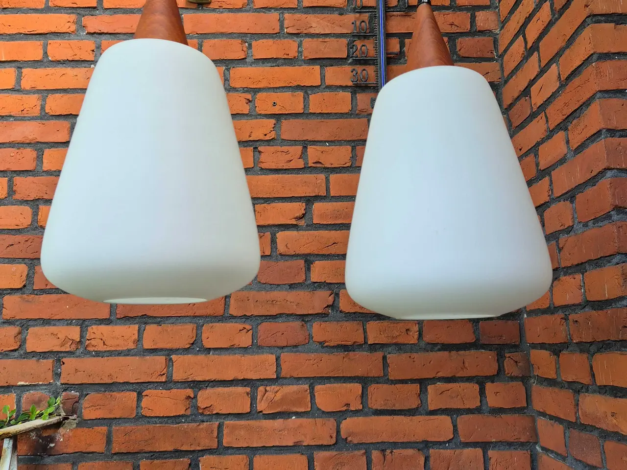 Billede 3 - Høje retrolamper i opalglas og teak