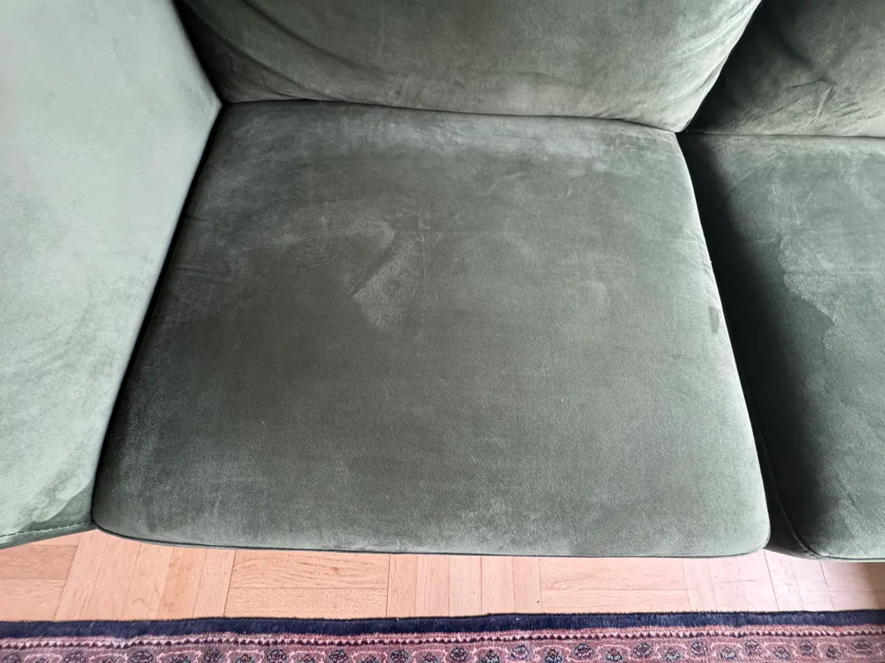 Billede 4 - 2 Pers. Lækker grøn velour sofa