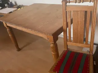 Spisebord i egetræ