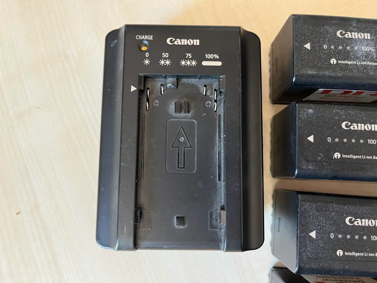Billede 4 - Oplader og 8. Stk. Canon batterier