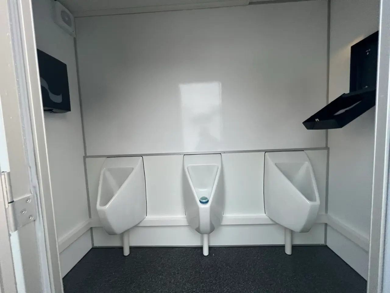 Billede 4 - Type 320: Toiletvogn med 4 toiletter og 3 urinaler