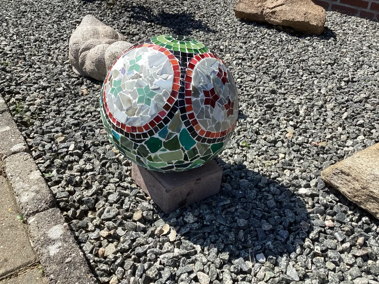 Billede 2 - Beton kugle med mosaik.