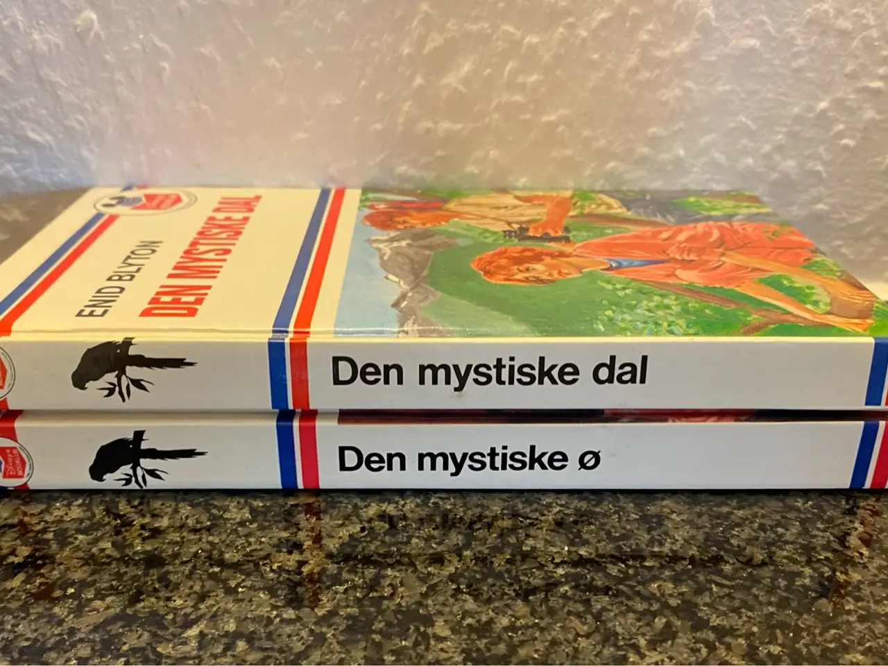 Billede 2 - 2 bøger “Den mystiske ..”