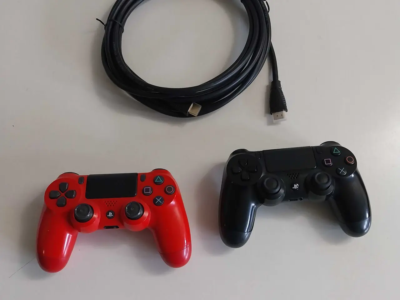 Billede 1 - 2 controllere til Playstation. 1 skærmkabel