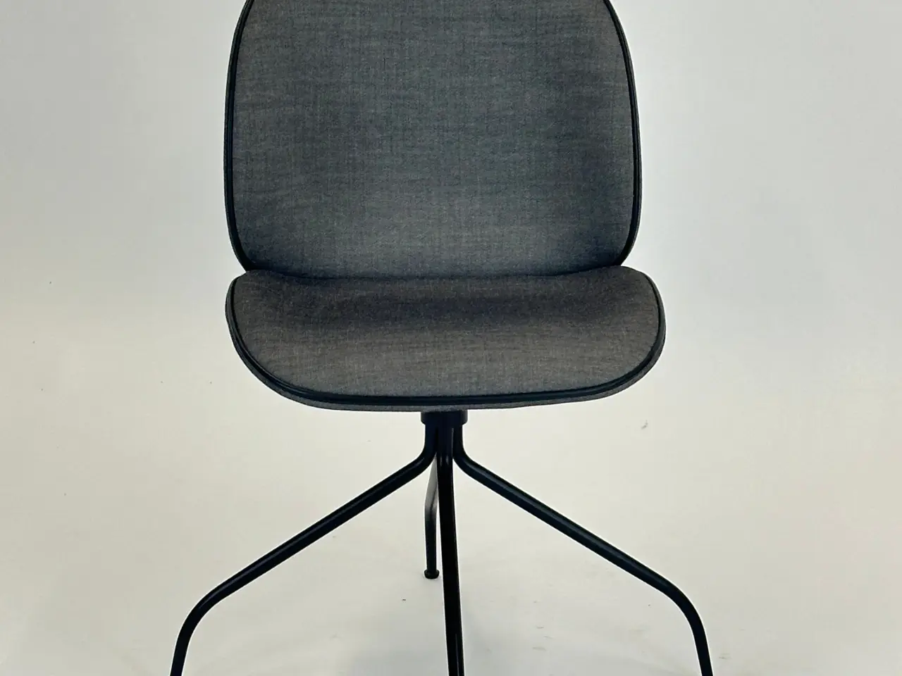 Billede 3 - GUBI Beetle Meeting Chair Stol – Grå med Sort Stel