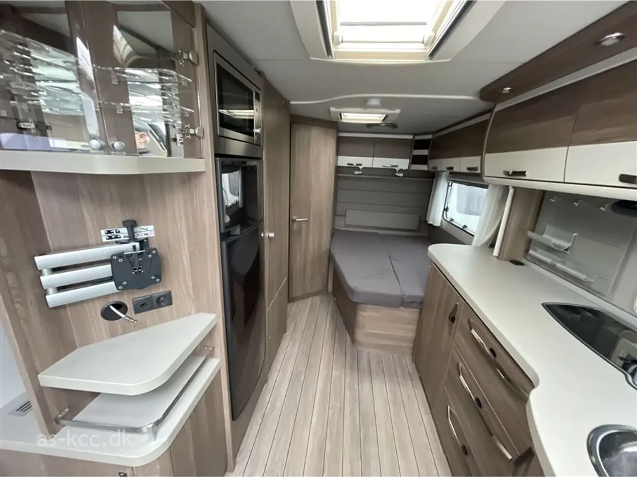 Billede 7 - 2019 - Knaus Südwind Scandinavian Selection 580 UF   Alde Centralvarme, vandbåren gulvvarme,  4 sovepladser, 5 siddepladser, mover, Cykelstativ.