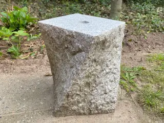 Granit sten m. hul